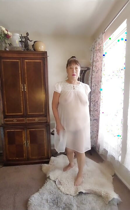 Ich trage wieder mein transparentes oma-nachtkleid. Ich liebe, wie sexy dieses nachtkleid ist!