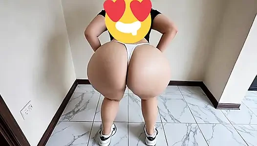 Женщина с большой попкой с большой трясет этим сексуально