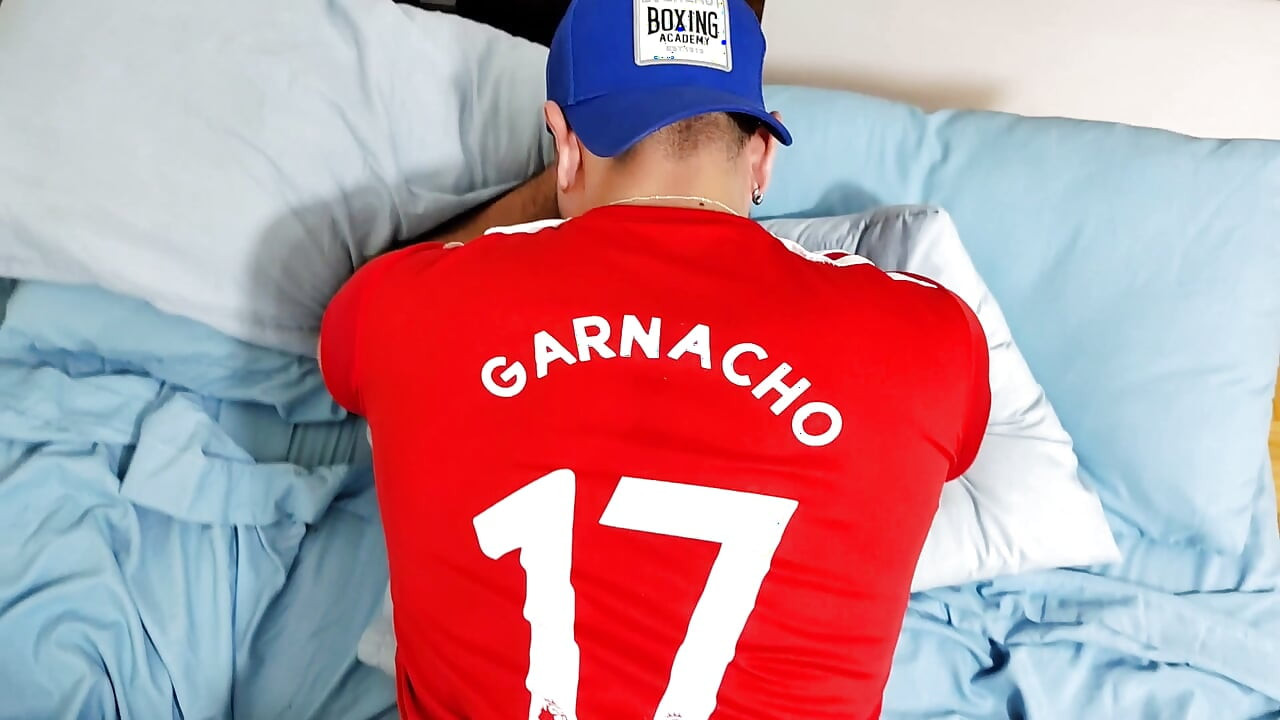 泡泡屁股! 我们和我的朋友一起从球场上来, 他很热衷于看到球员, 事情失控了