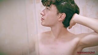 Sevimli twink Emmanuel Kokichi duşta kendine köpüklü bir elle muamele çekiyor