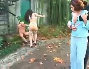 屋外での素晴らしいニューハーフセックス