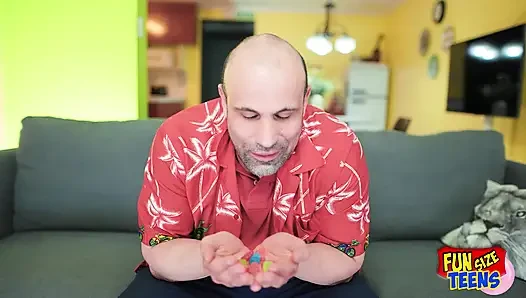 FunSize Teens - ein zierliches schätzchen wird von großem schwanz hart gefickt