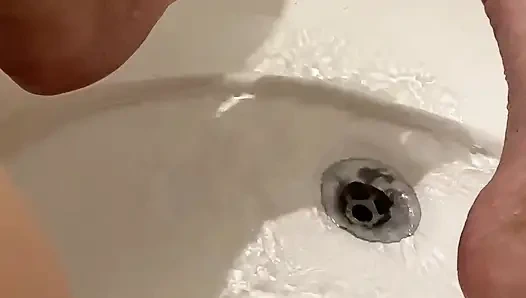 Dia tidak bisa berhenti menyetubuhi dirinya sendiri dengan jari. Waktu muncrat