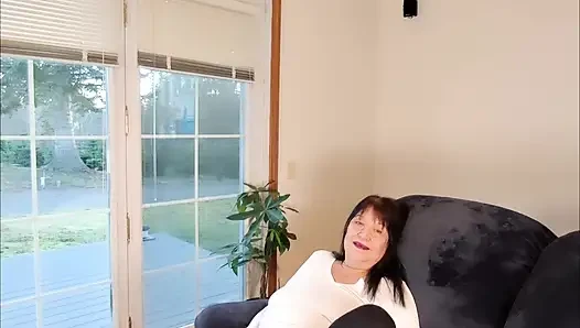 Ich genieße sowohl meinen arsch als auch meine behaarte muschi