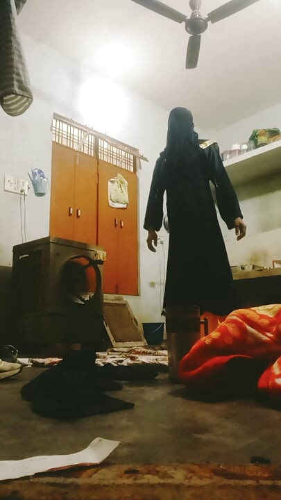 Urvashi naqab phnke kamar matkati h