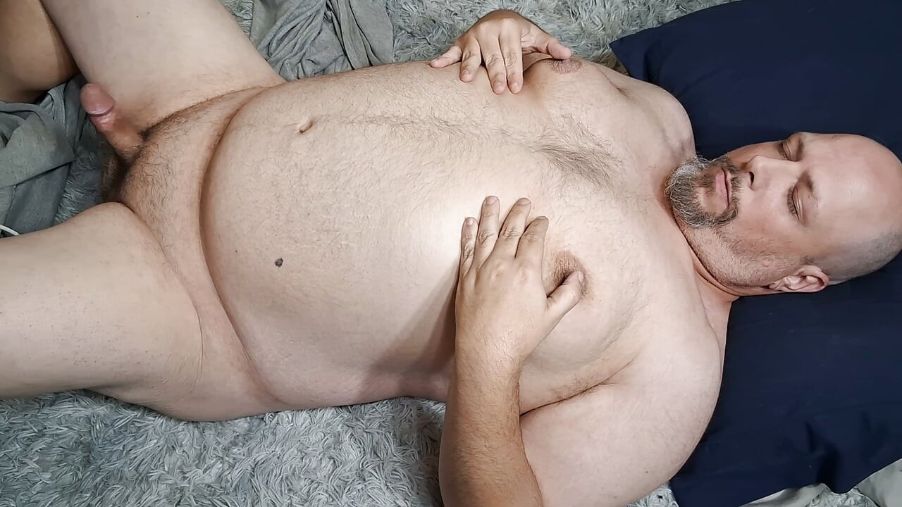 Gordinho deitado no chão gozando