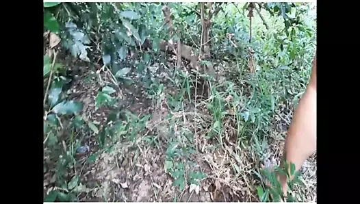 Незнакомец трахает тетушку в джунглях