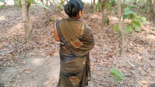 Mijn Indische stiefmoeder en ik neuken in het bos
