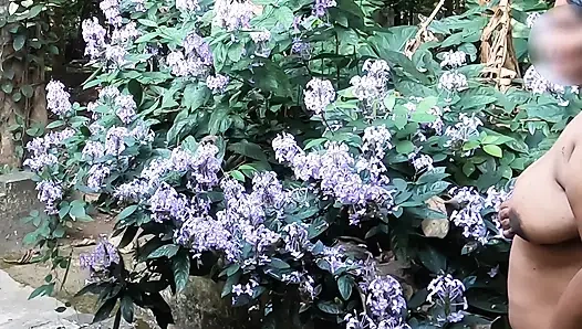 Schönes desi-mädchen macht sich draußen im garten nackt