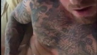 Мускулистый татуированный мужчина снимает большую порцию спермы