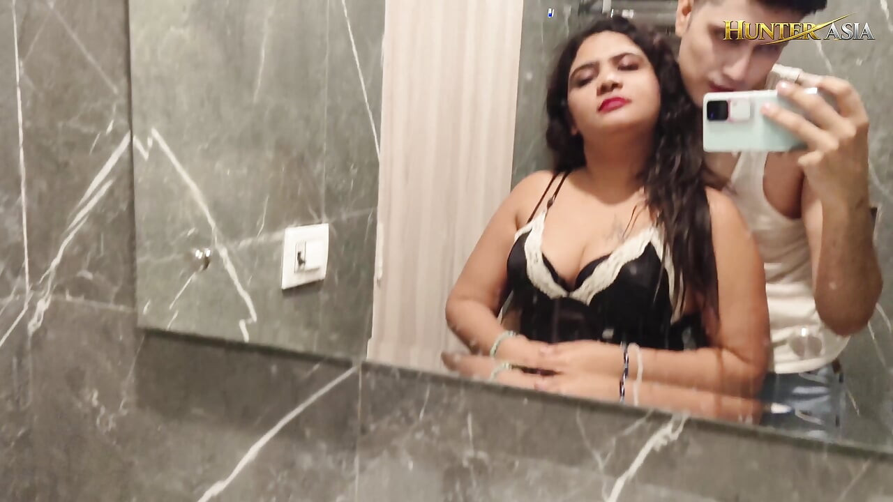 From Bathroom Romance to Bed Sex with Indian MILF