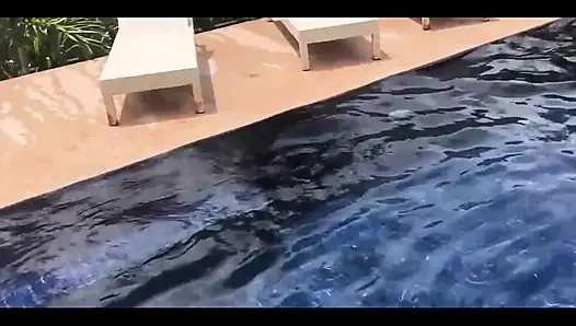 Nake berenang dan ngentot di kolam renang