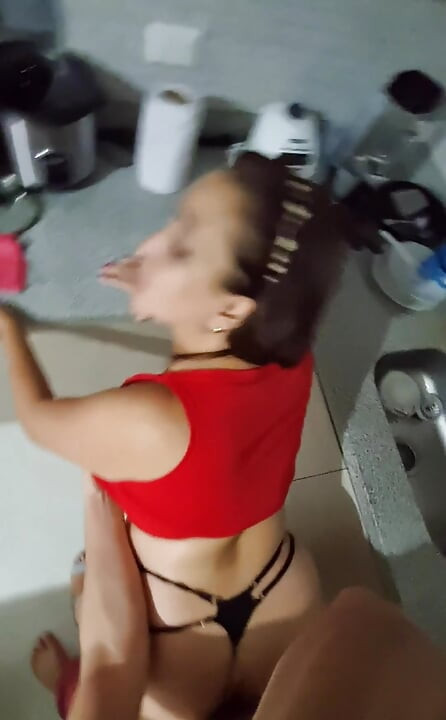 Orta yaşlı seksi kadın mutfakta prezervatifsiz seks yapıyor