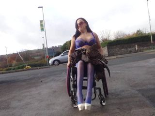 Señora en silla de ruedas