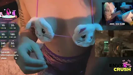 Gamerin in Netzstrümpfen Geht Auf Die Knie