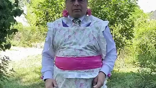 Bahçıvanın kıyafetleriyle kendine işiyor