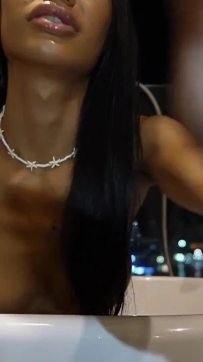 Συγκλονιστική στιγμή από το "Beautiful Ladyboy 'Milk' Blowjob in Bathtub CIM"