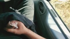 Bestelwagenchauffeur op pauze die in het openbaar in condoom trekt