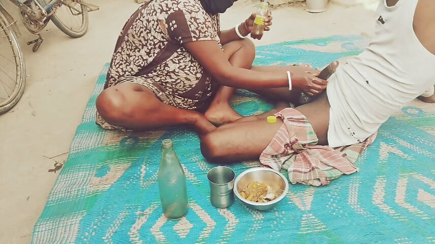 Desi bhabhi ke sath Daru Piya aur gaon ki chudai ki