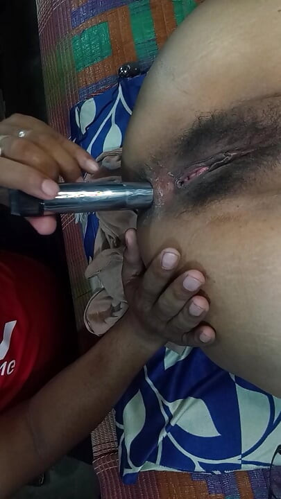 Essayez d’insérer un plug anal, un vibromasseur et sa langue dans la chatte de sa copine et sonashole