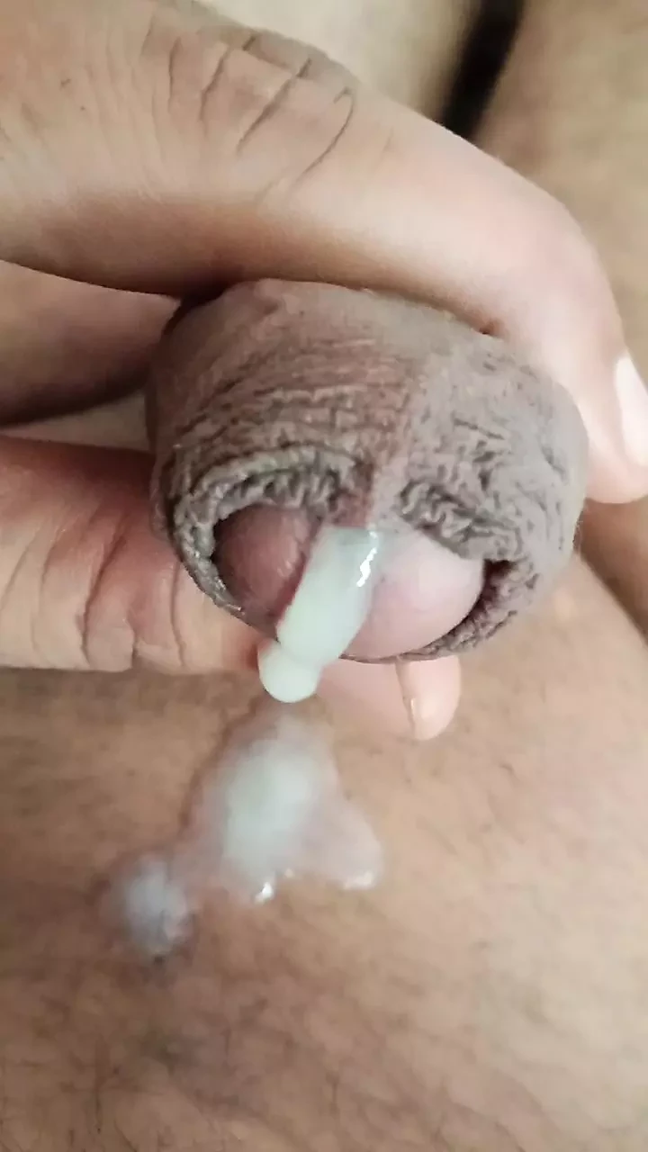 看看正确的手淫方式，看看女大学生是如何自慰和摇晃她的阴茎的，很有趣，看