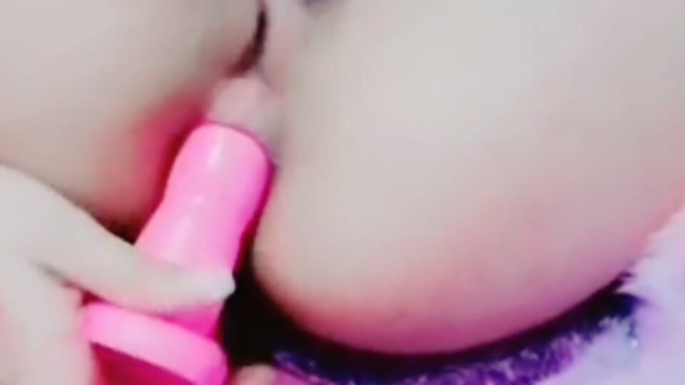 我用玩具通过肛门和我丰富的阴户自慰