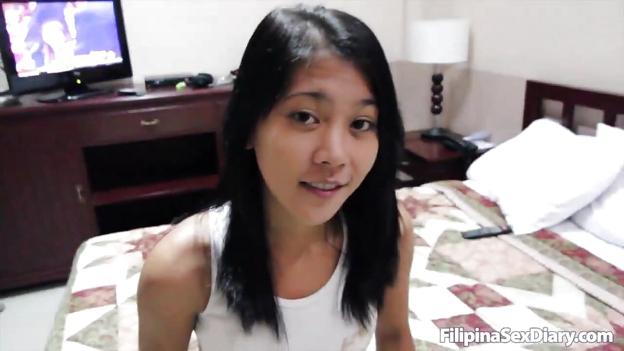 Petite Pinay encontra estrangeiro falando suave para foder