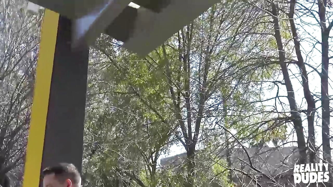 REALITY DUDES - Ez a heteró sportos srác elfogadott egy pénzbeli ajánlatot, hogy leszopjon egy farkat és megdugassák