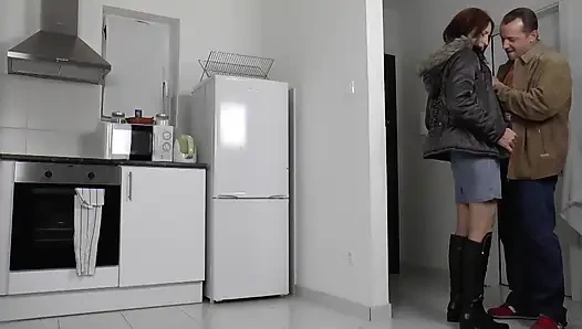 Küçük doğal göğüslü ve koyu saçlı olgun bir sürtükle Alman seksi amını açıyor