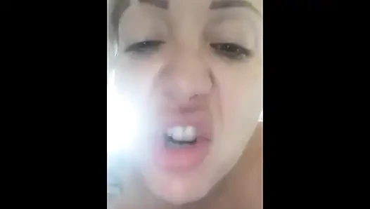 Parmaklarımı burnuma sokmamalıydım ama çok hoşuma gidiyor...