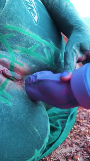 मैं डिल्डो के साथ अपनी गांड के पास बाहर हस्तमैथुन कर रहा हूं । क्लिप 1