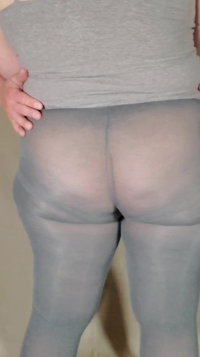 Agarrando sua bunda enorme - ela sabe que suas leggings são transparentes? | Clipe 1