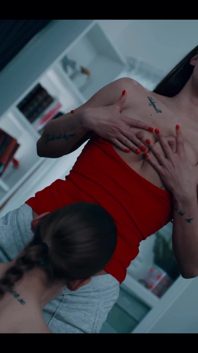 Futa 女同性恋继妹 - tgirl 人妖乱搞和内射书呆子金发女孩 | 短片 3