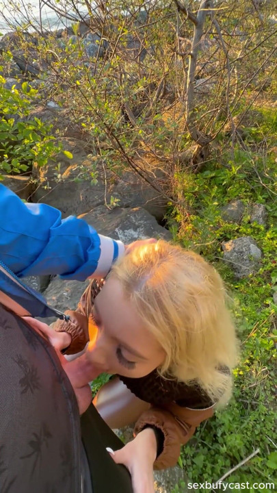 Ung sexy russisk tenåring gir strand blowjob og tar hard anal og svelger full sæd ladning | Klipp 1