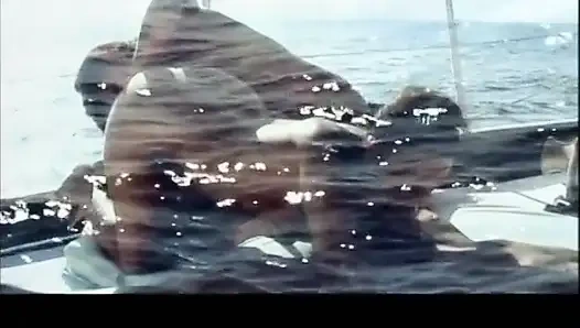 Горячий тройничок на лодке для двух молодых шлюшек, сосающих член хозяина