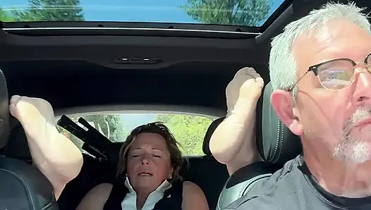 Ehefrau spielt mit ihrer muschi auf dem rücksitz, während Papi fährt, roadtrip