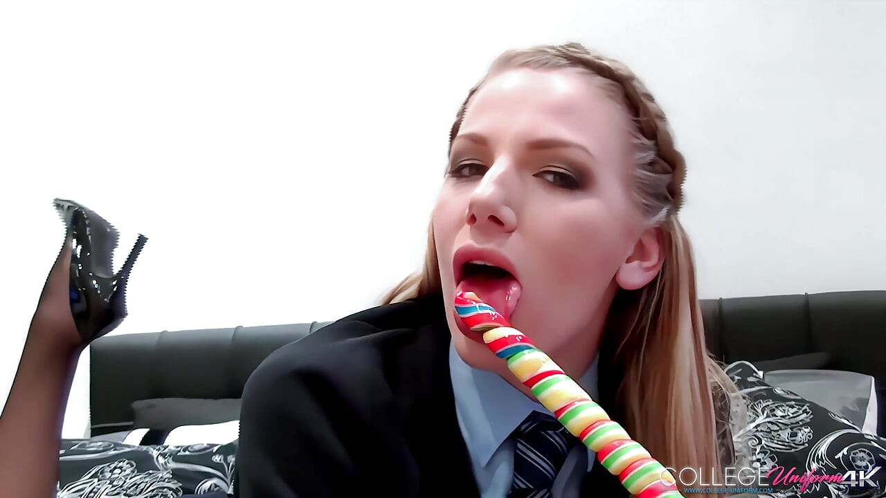 Sugând-o pe Lolly cu Danielle Maye