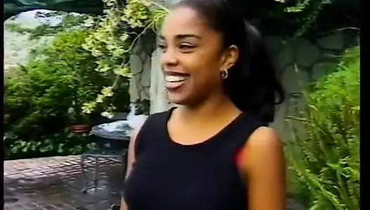 Bintang bokep kulit hitam dengan mudah meluncurkan roknya di luar ruangan