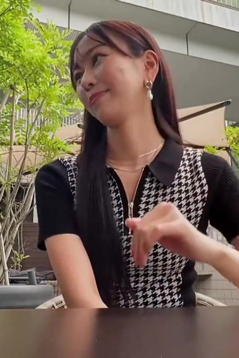 Une beauté de 170 cm avec un style parfait, un corps flexible crée une pose unique menant à un creampie intense, moment premier