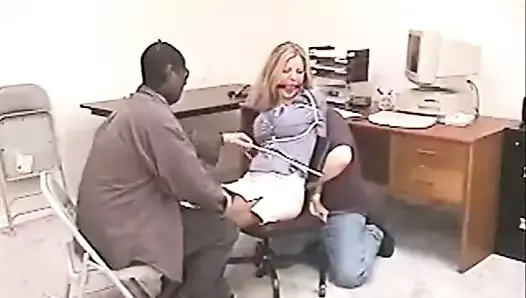 性感的秘书amber被抓获，绑在椅子上并被塞住嘴巴！！！