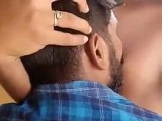 Indiano gay alimentando cara com seus peitos