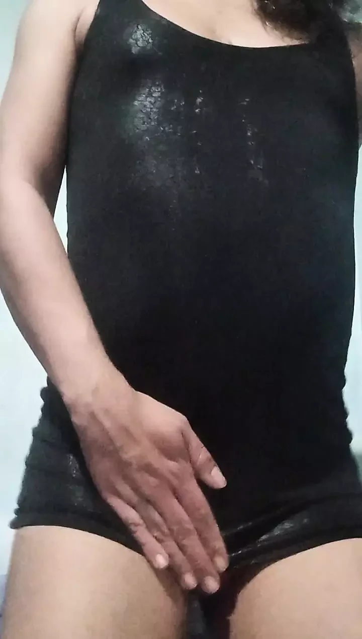 Götümle oyuncak, iç çamaşırı ve eteğiyle oynasam eşcinsel olmaz, değil mi?