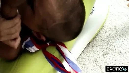 Damlayan sıvılarla sert amcık parmaklıyor yakın çekim