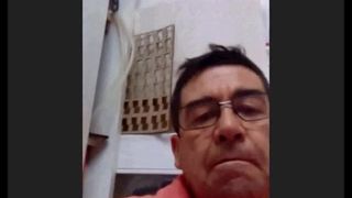 Papi chileno masturbándose