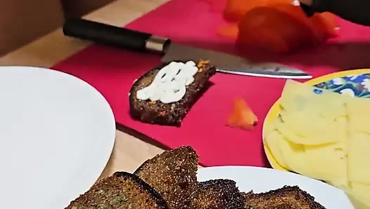 Yeni Emma'nın yemek pişirme şovu. S1e2: sarımsaklı ekmekler ve çıplak memeler.