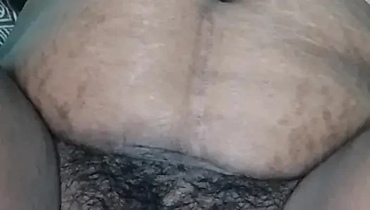 Ibu tiri india lagi asik fingering dan pamer susunya ke toketnya