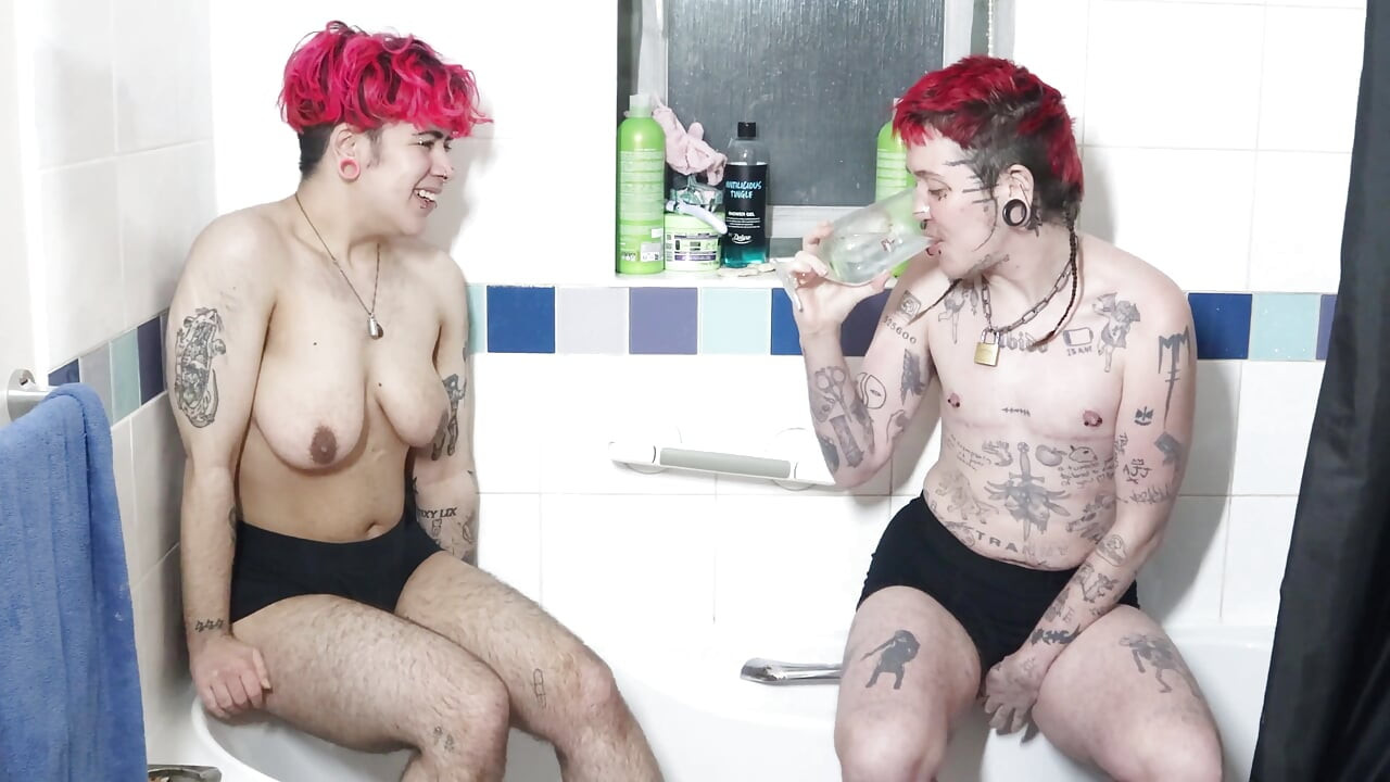 T-boys ướt át: T4t đi tiểu trong bồn tắm