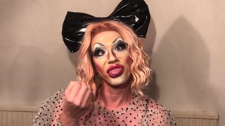 La pop star Kara Sissy Doll 2021, trailer di maltrattamento della gola