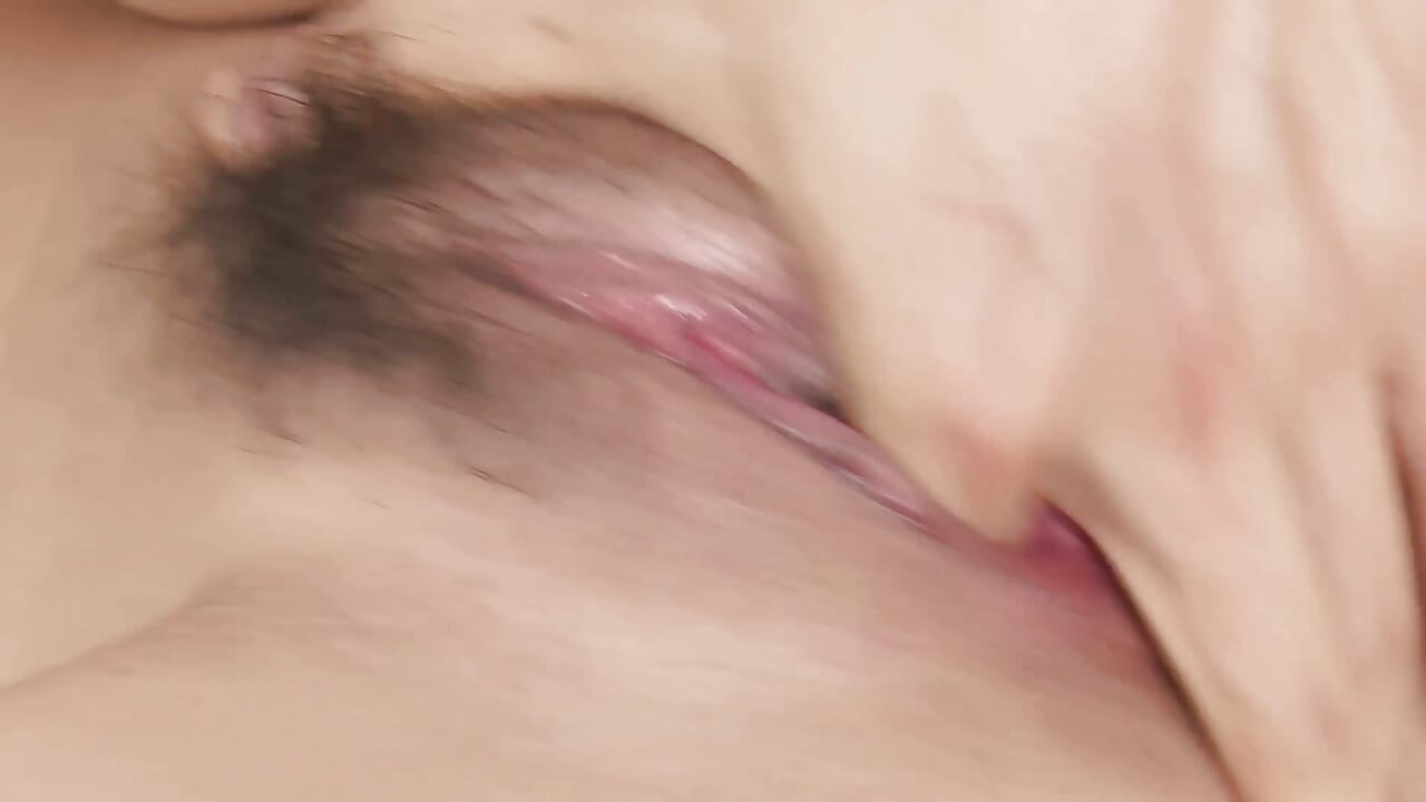 Japonesa con coño peludo se la follan duro en