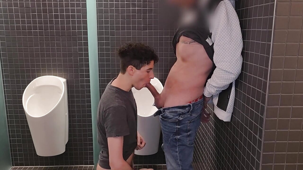 Bijna gepakt... Twee heteromannen pijpen elkaar in het clubtoilet